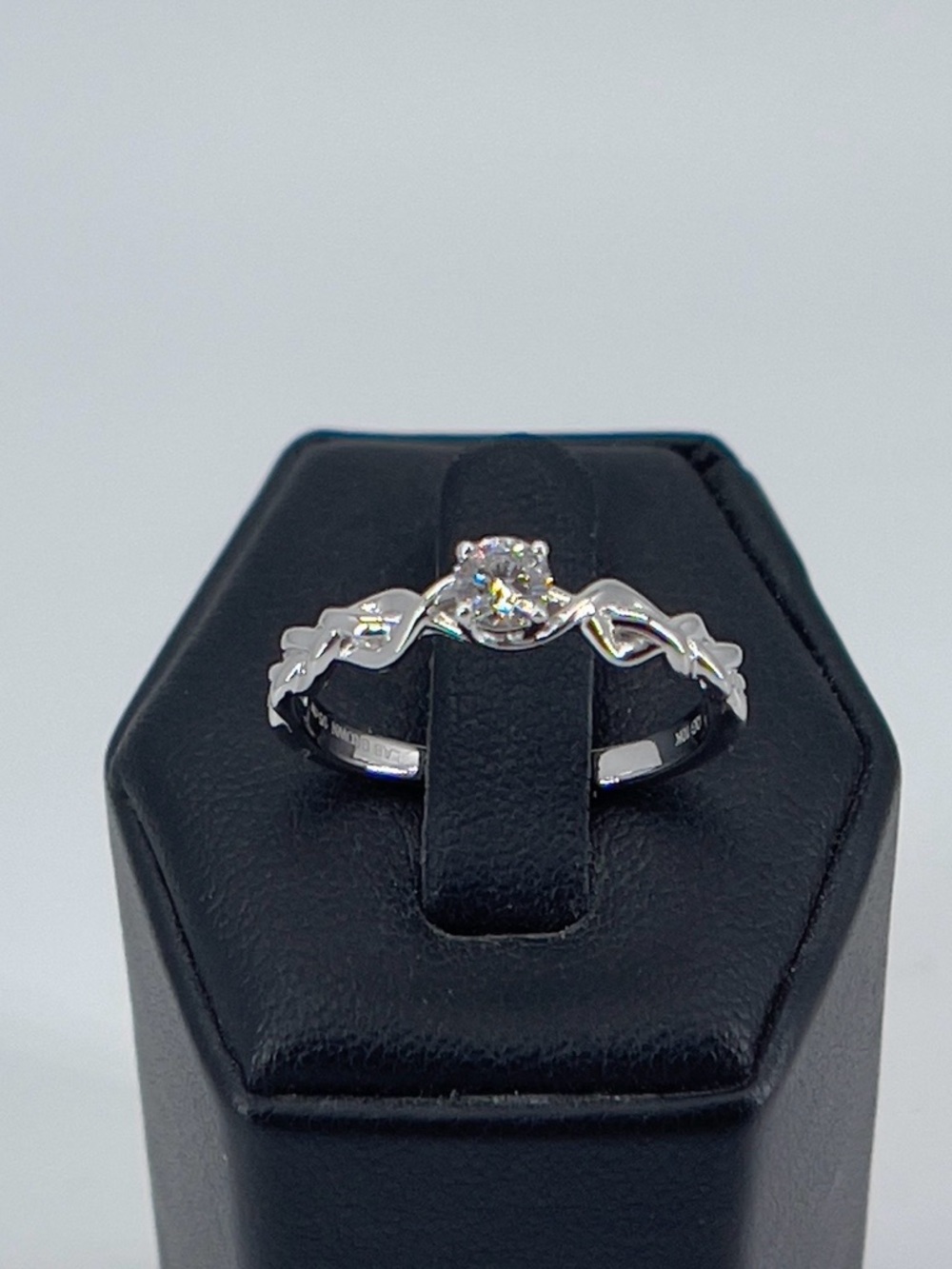 10K White Gold Lab Grown Diamond Ring 0.20 CT Round Size 7 Twisted Band - Picture 3 of 10